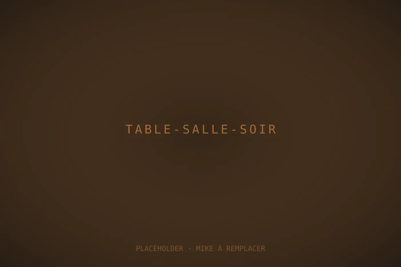 Salle intérieure d'Il Piacere au soir, banquettes en cuir clair et bois, lumière chaude tamisée